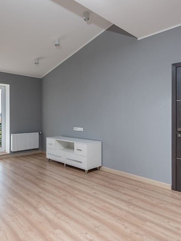 Después del vaciado: la misma habitación despejada, barrida y lista para entregar