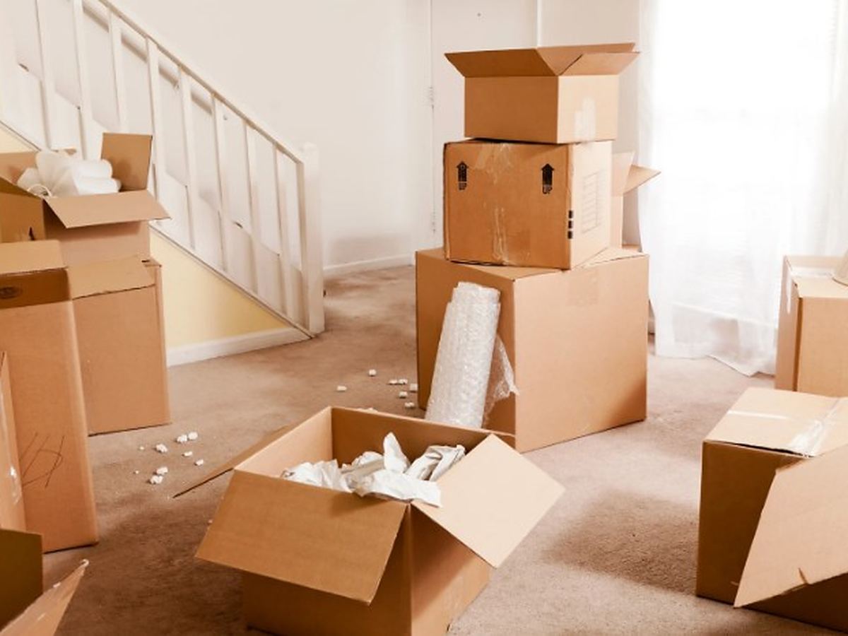 Cajas abiertas y material de embalaje en el salón de una vivienda en pleno vaciado