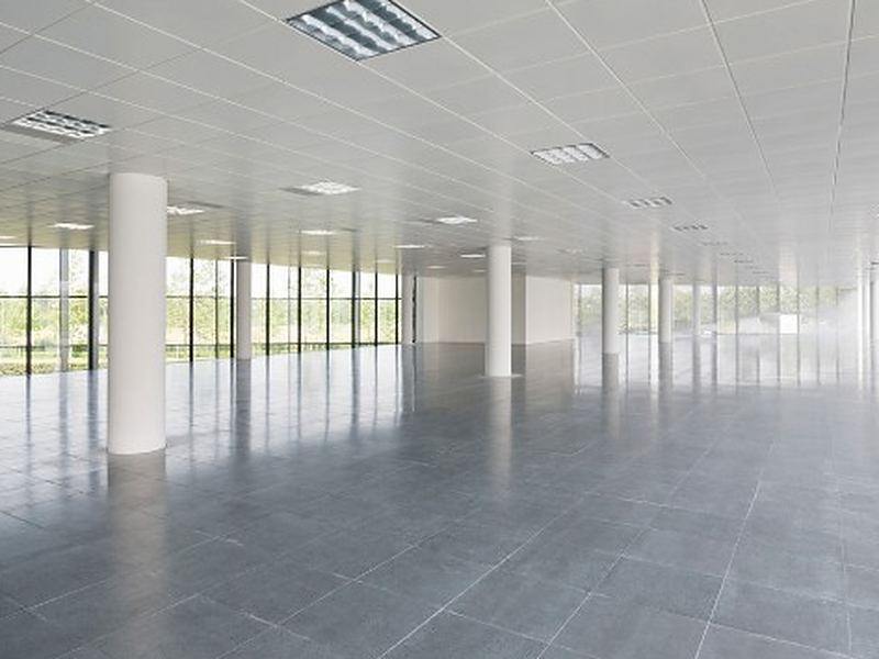 Planta de oficinas diáfana y vacía tras la retirada del mobiliario