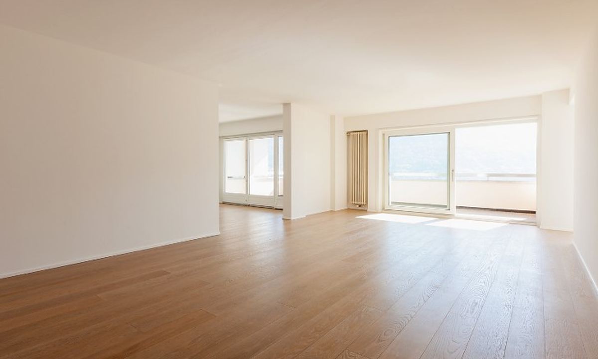 Salón vacío y luminoso de un piso heredado una vez terminado el vaciado