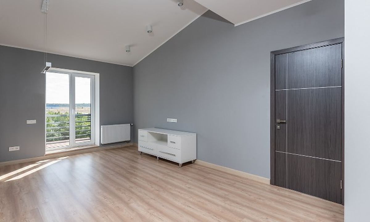Vaciar la casa al entrar en una residencia Dormitorio vacío de una vivienda tras el traslado de su propietario a una residencia