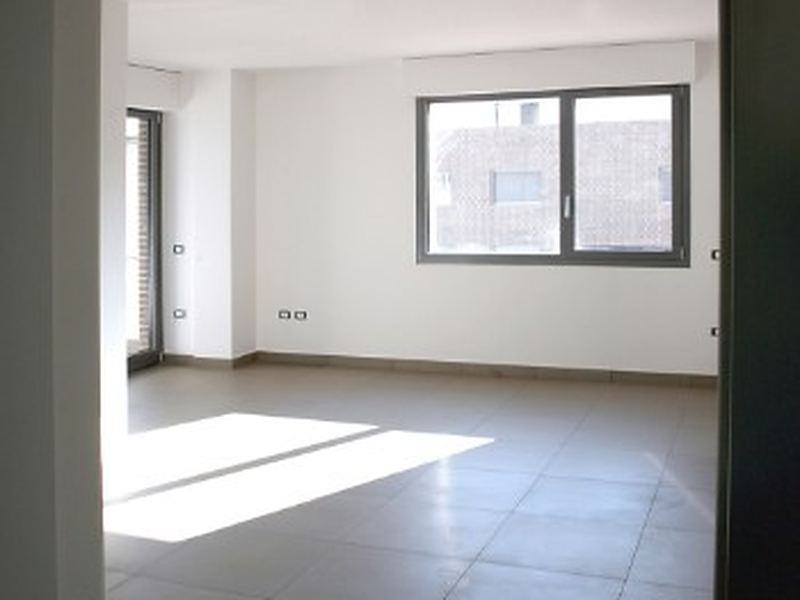 Salón vacío de un piso de alquiler entregado tras el vaciado