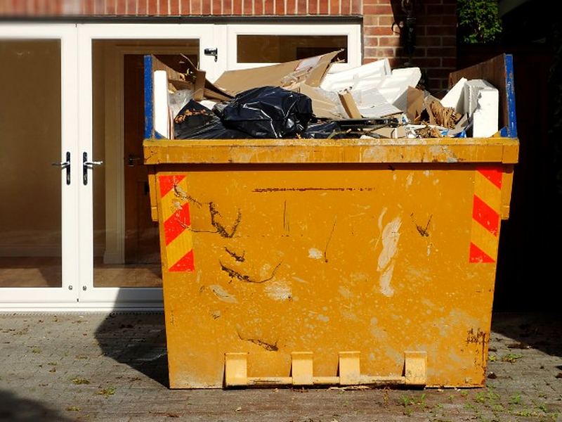 Retirada de enseres y voluminosos durante un vaciado en Salamanca Contenedor de obra cargado con muebles, cartón y voluminosos retirados de una vivienda