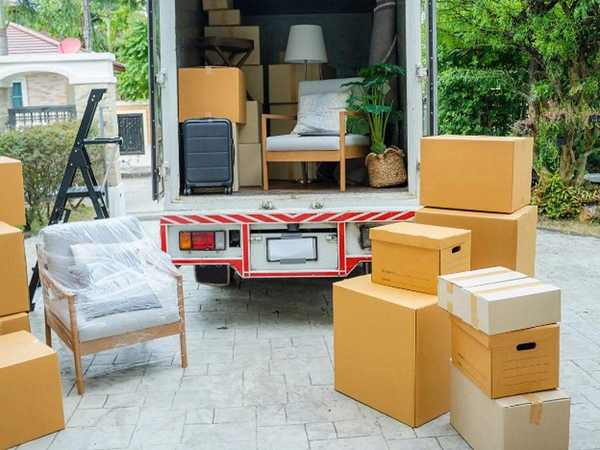 Furgoneta cargada con cajas, sillones y enseres retirados de una vivienda