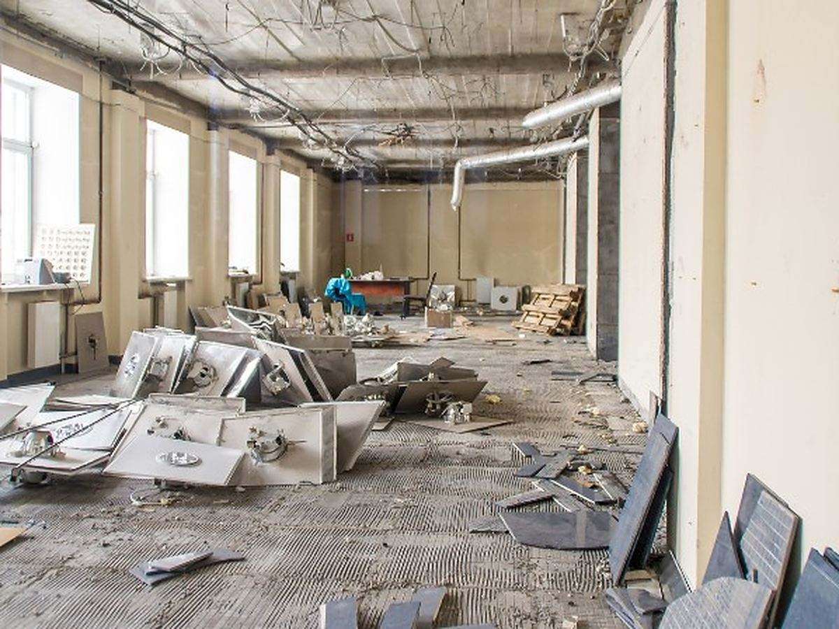 Estancia con acumulación severa: escombros, muebles rotos y enseres esparcidos por el suelo