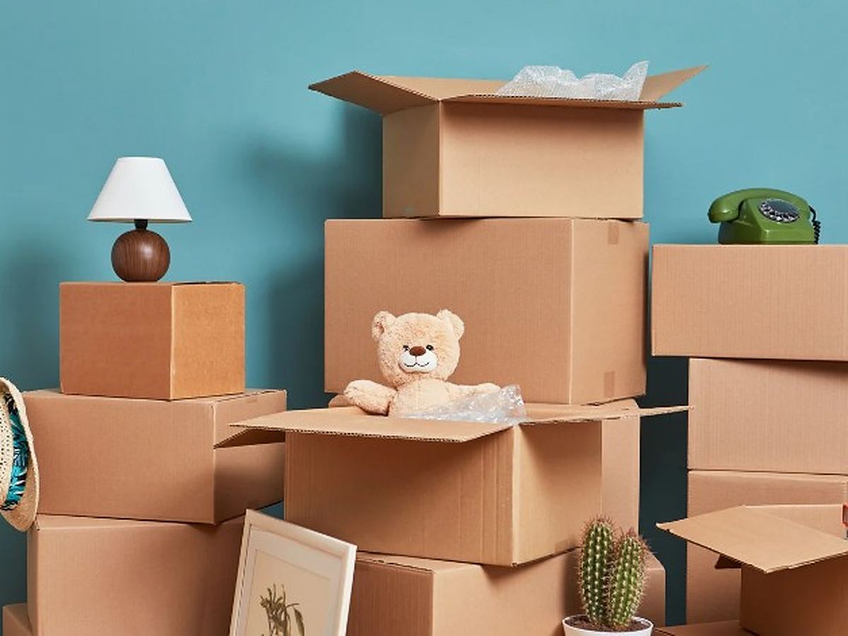 Cajas y enseres apilados —lámpara, cuadros y objetos— listos para su recogida
