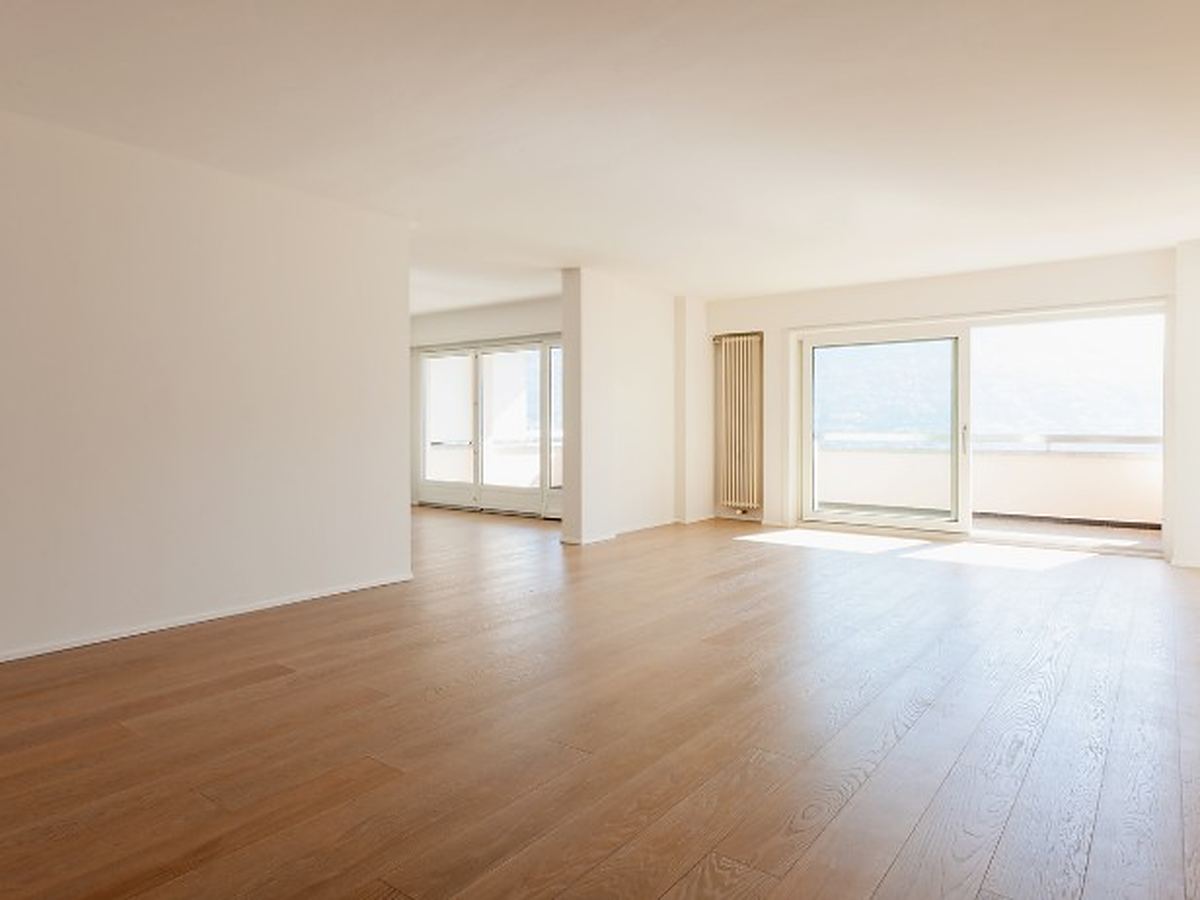 Vaciado de pisos en Alba de Tormes Salón luminoso y vacío de una vivienda en Alba de Tormes, con suelo de madera